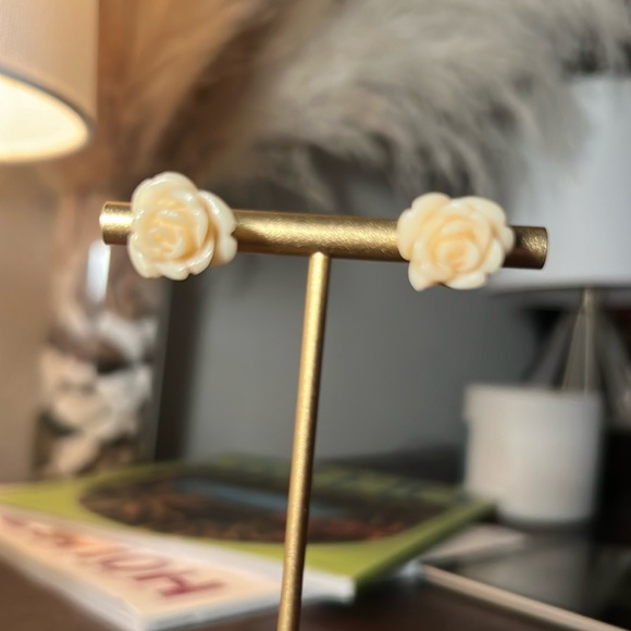 Ivory rose flower stud earrings approx .5” diam womens vintage fashion jewelry - Picture 4 of 8